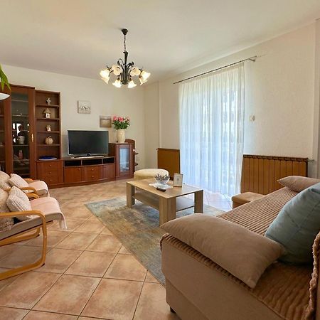 Apartment Ana Бртонигла Екстер'єр фото