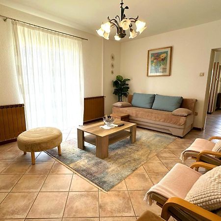 Apartment Ana Бртонигла Екстер'єр фото