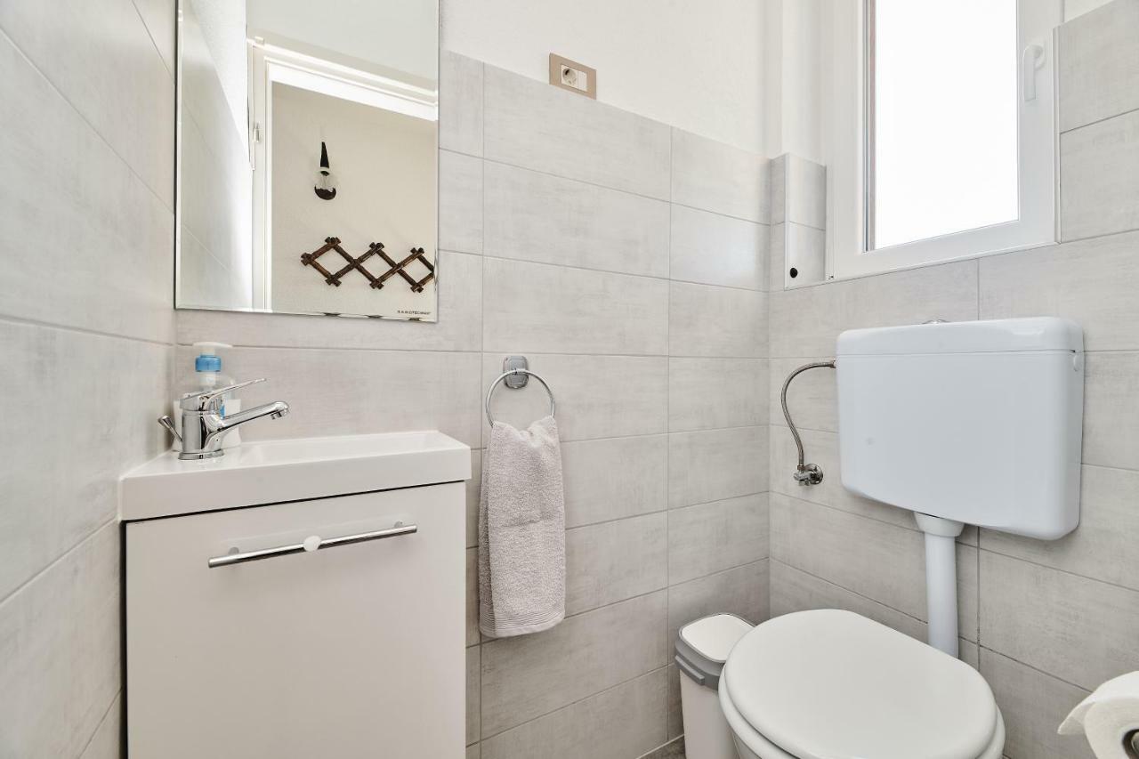 Apartment Ana Бртонигла Екстер'єр фото