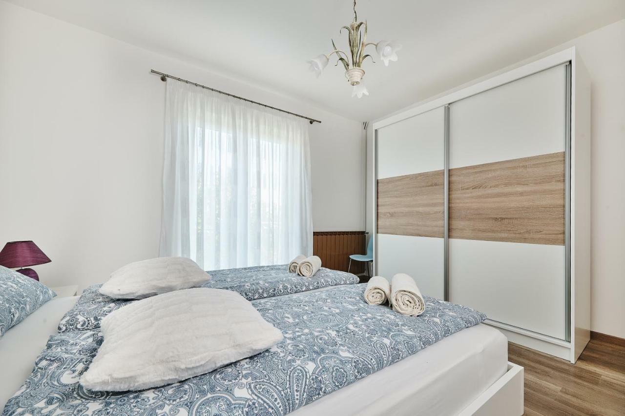 Apartment Ana Бртонигла Екстер'єр фото