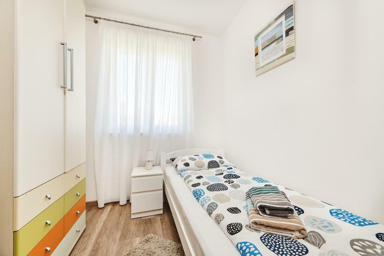 Apartment Ana Бртонигла Екстер'єр фото