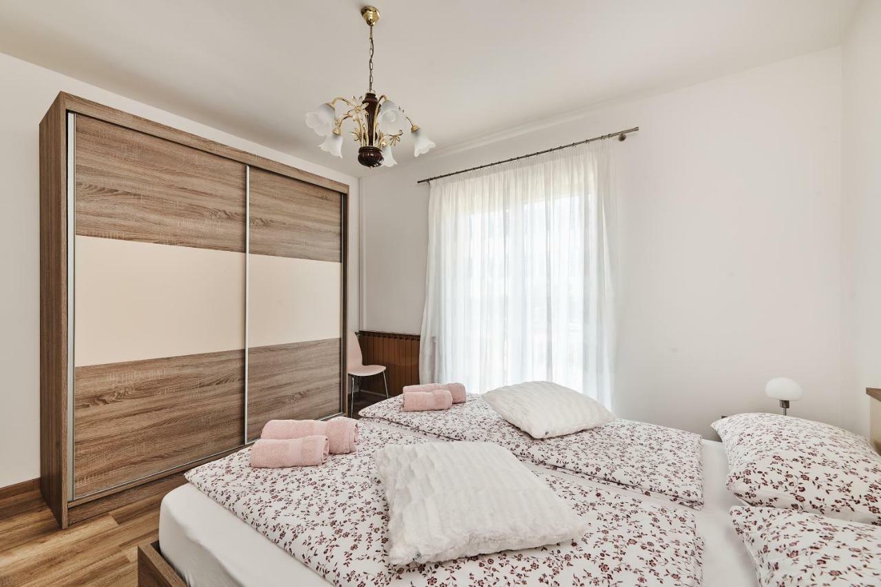 Apartment Ana Бртонигла Екстер'єр фото