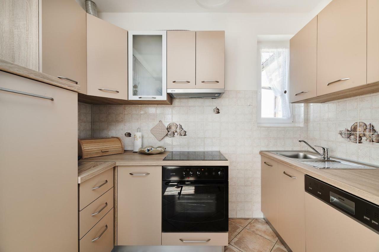 Apartment Ana Бртонигла Екстер'єр фото