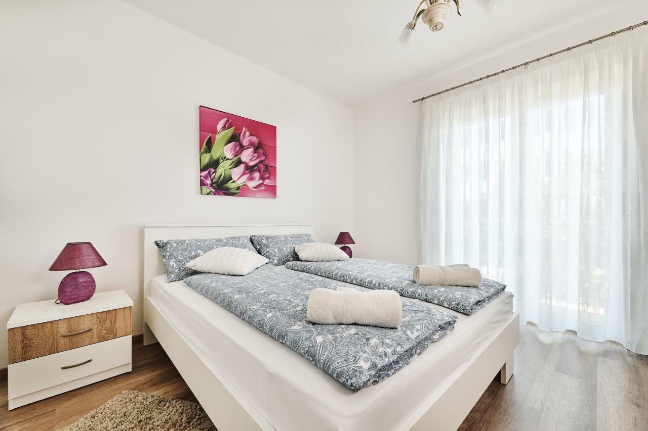 Apartment Ana Бртонигла Екстер'єр фото