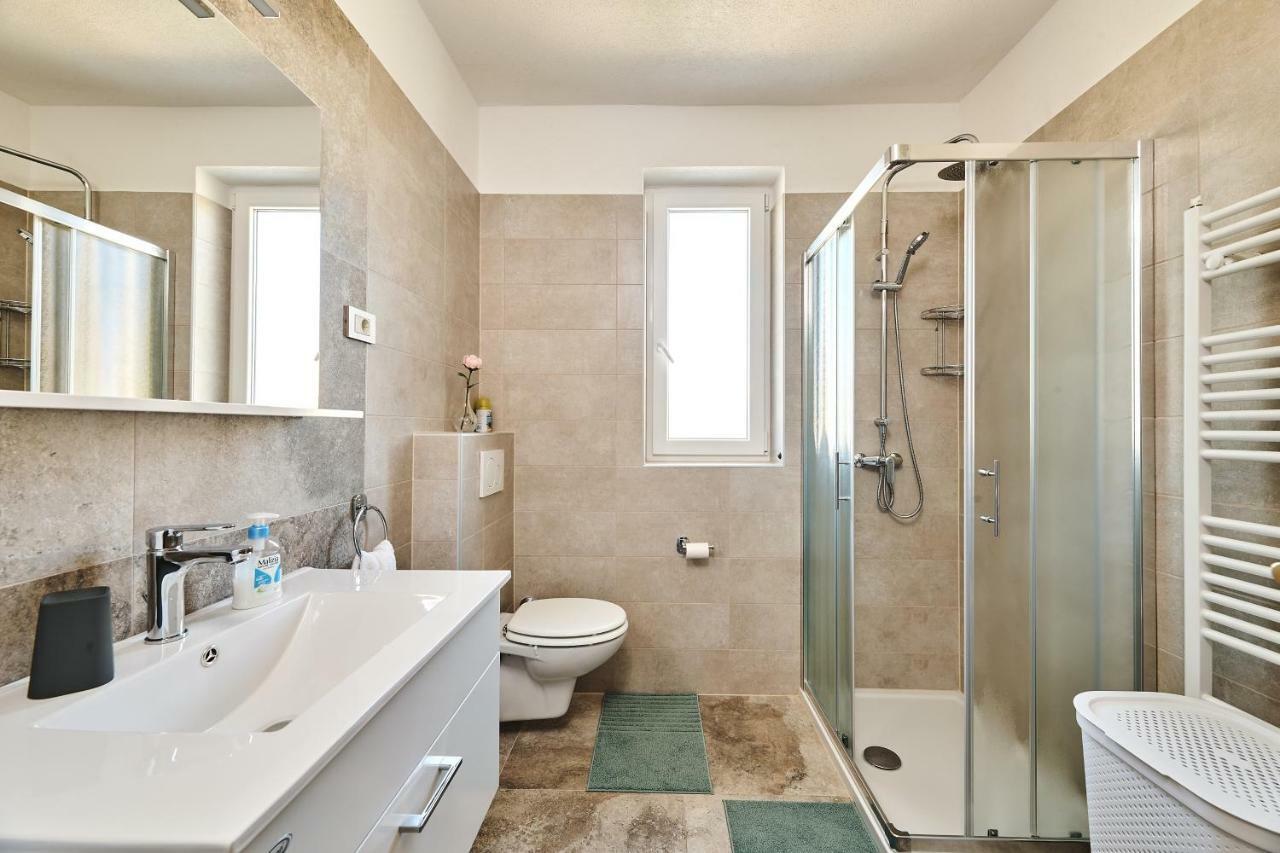 Apartment Ana Бртонигла Екстер'єр фото